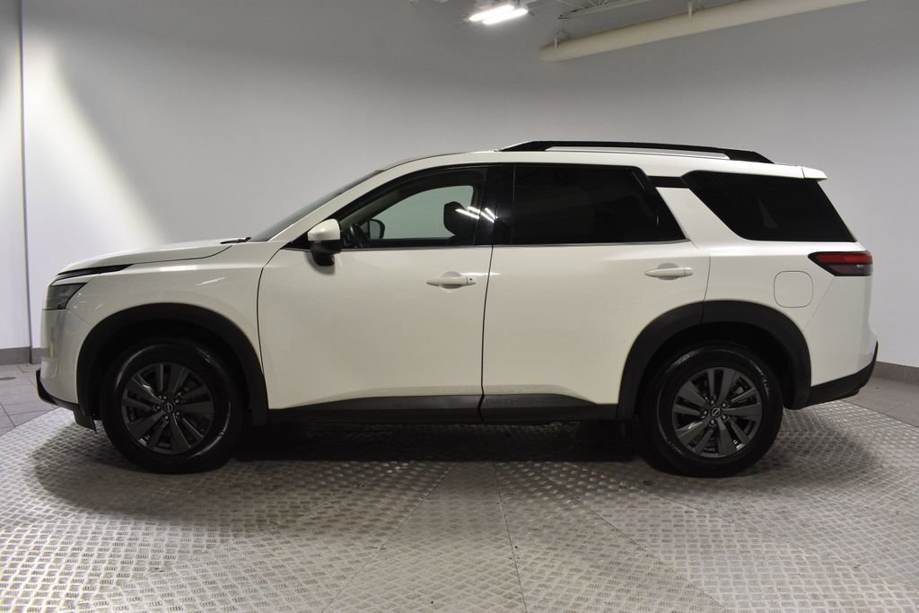 Used 2023 Nissan Pathfinder SV image 2