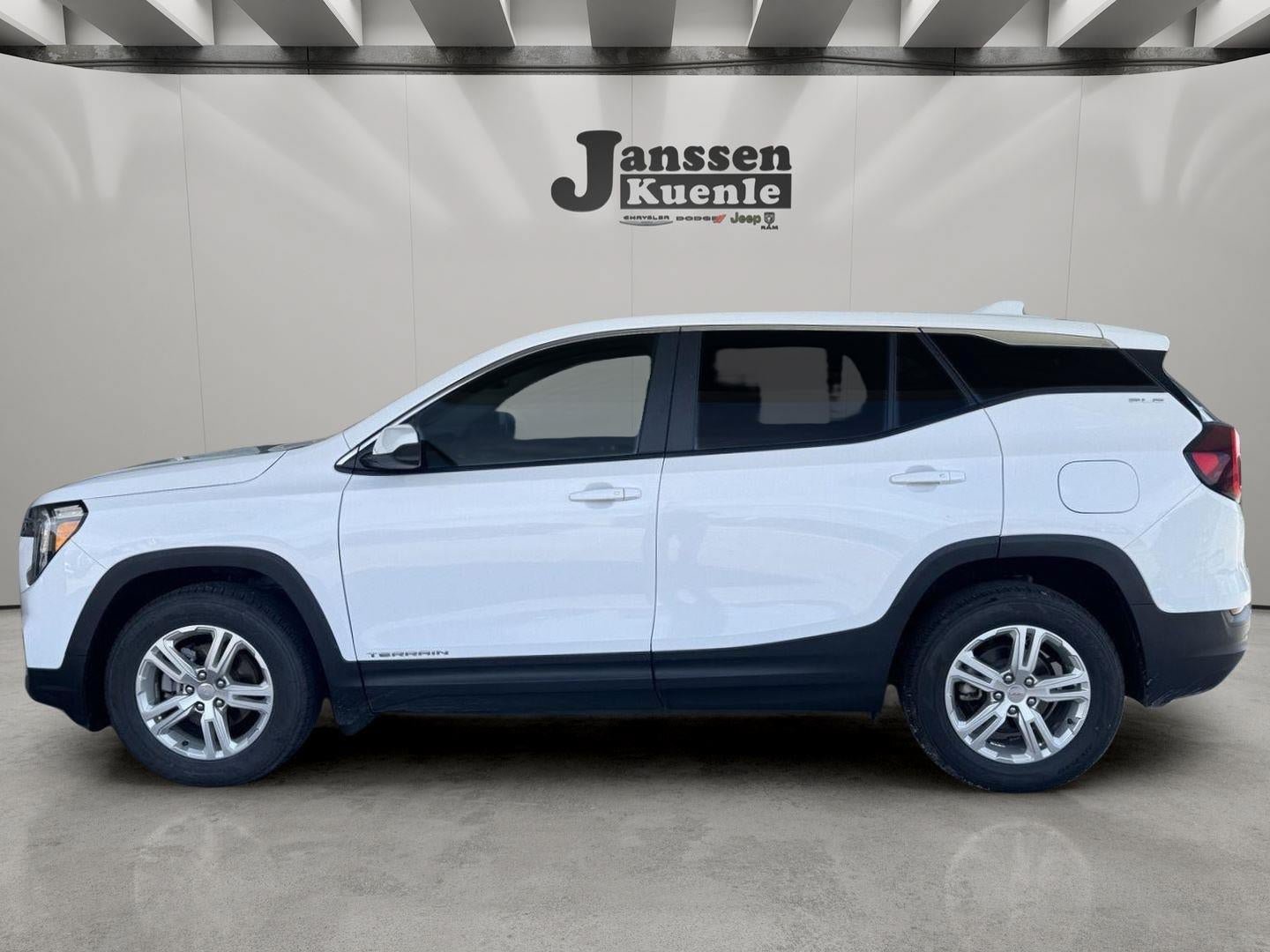Used 2024 GMC Terrain SLE AWD/4WD image 1