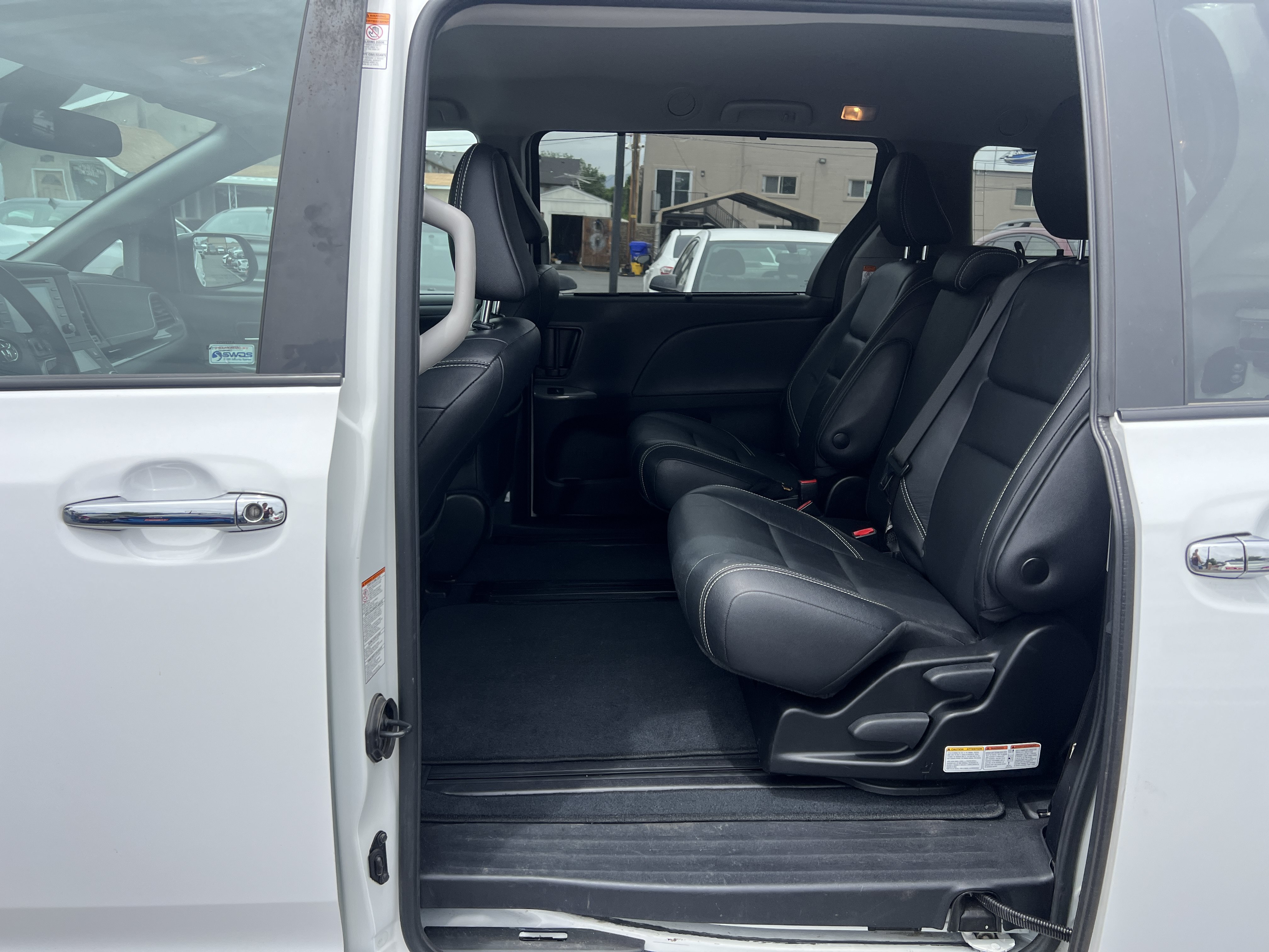 Used 2019 Toyota Sienna SE w/ Carpet Mat Package FWD image 12