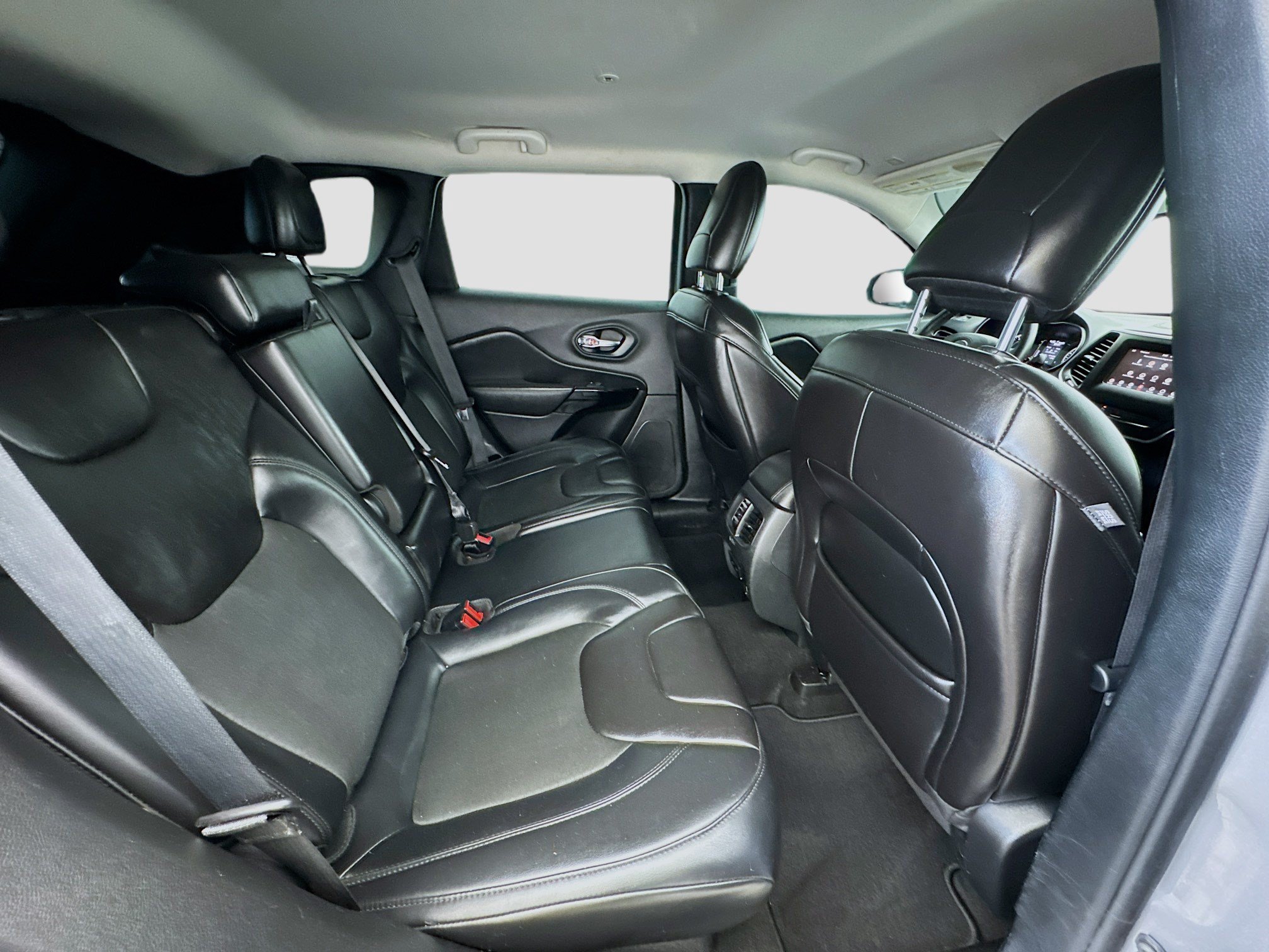 Used 2019 Jeep Cherokee Latitude Plus FWD image 18
