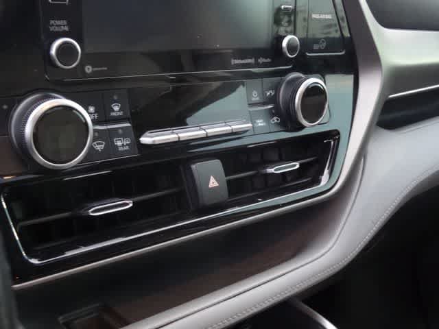 Used 2021 Toyota Highlander XLE FWD image 25
