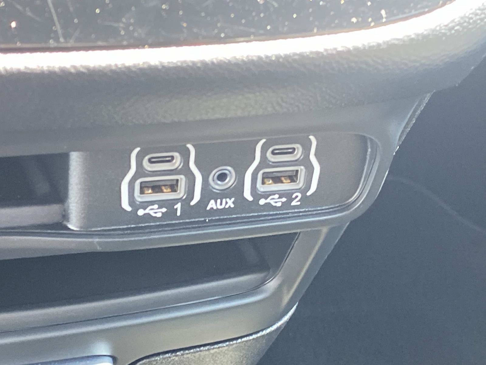 Certified 2025 Chrysler Pacifica Select image 33