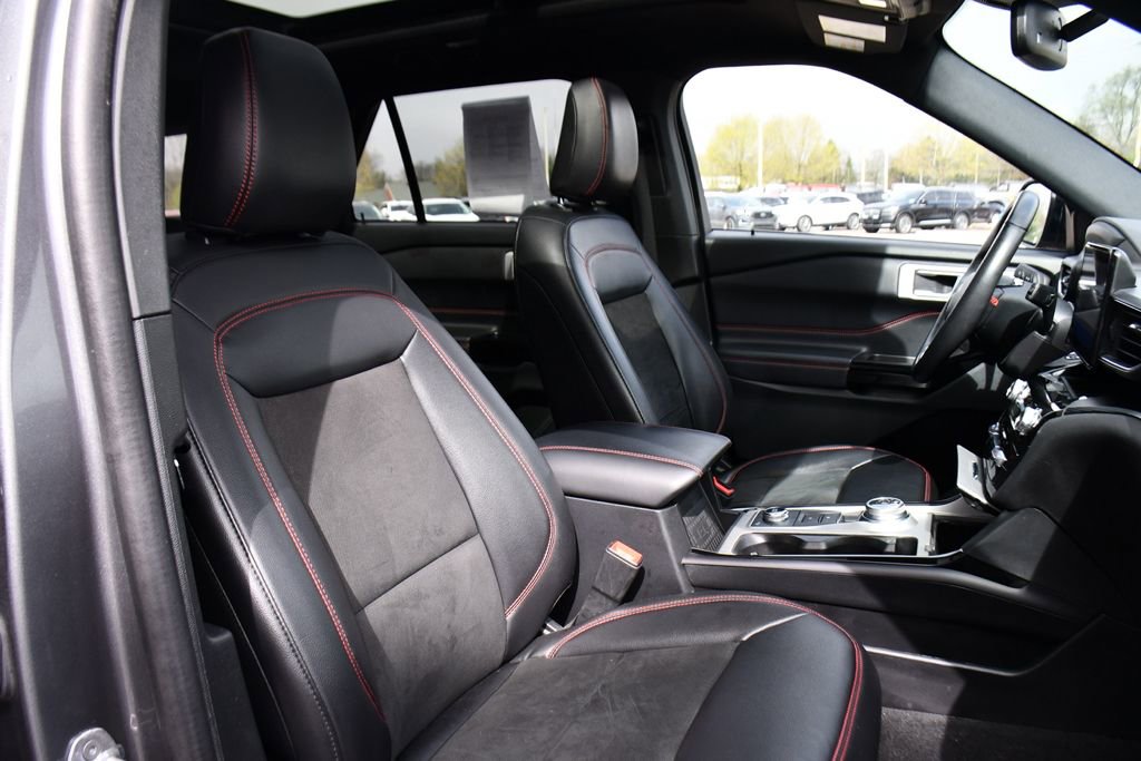 Used 2023 Ford Explorer ST-Line AWD/4WD image 16