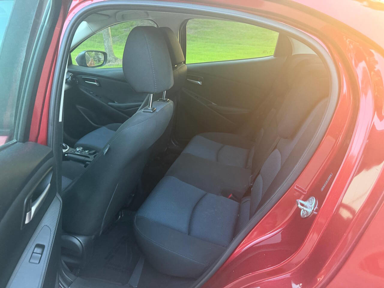 Used 2019 Toyota Yaris L FWD image 30