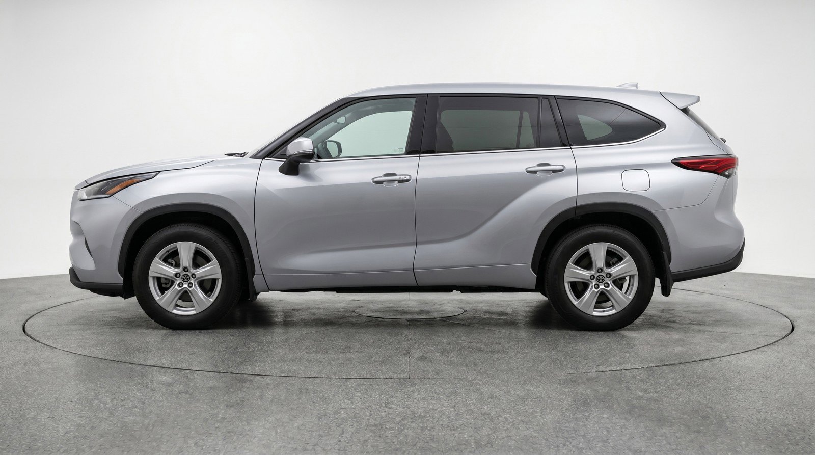 Used 2025 Toyota Highlander LE FWD image 5