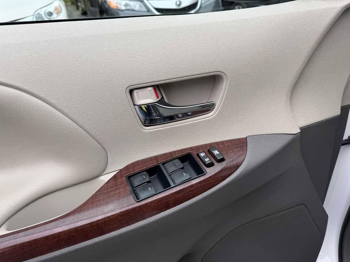Used 2013 Toyota Sienna XLE image 33