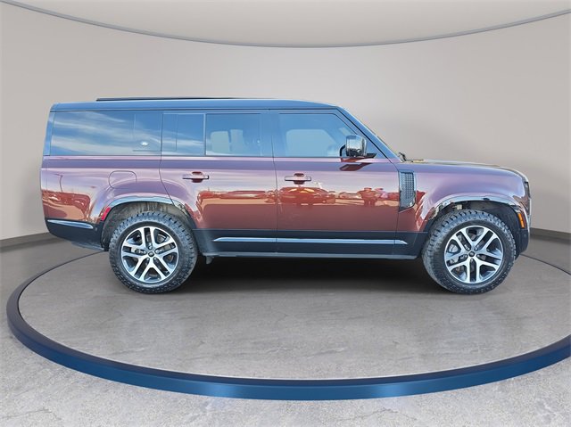 Used 2023 Land Rover Defender 130 X-Dynamic SE image 4