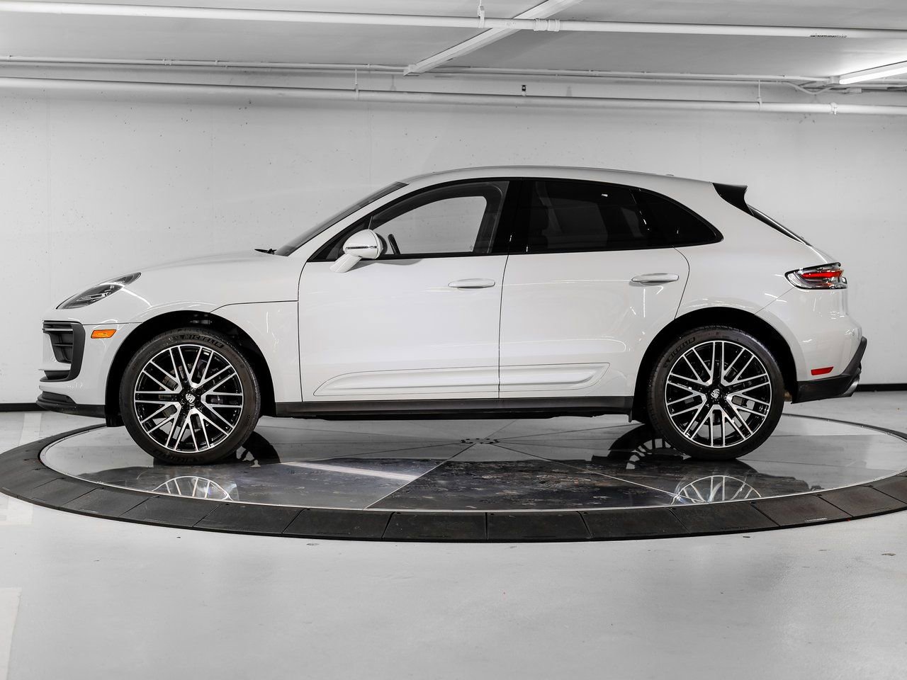Certified 2023 Porsche Macan image 2