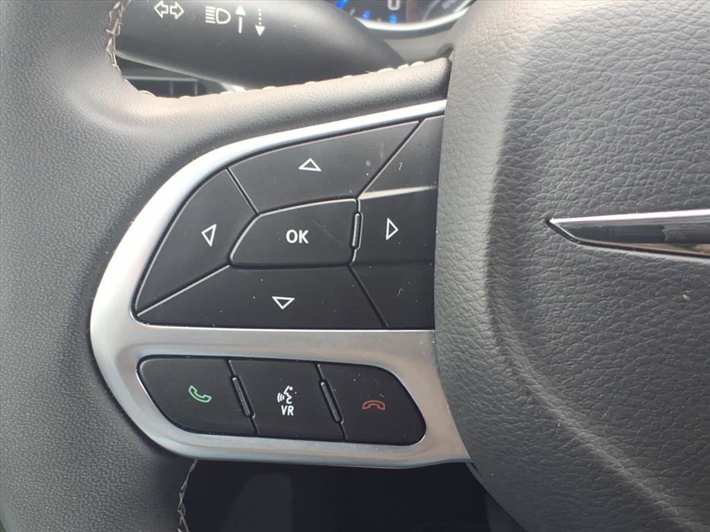 Used 2024 Chrysler Pacifica Touring-L image 18