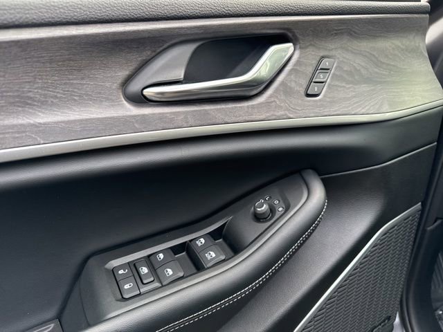 Used 2024 Jeep Grand Cherokee Limited w/ Luxury Tech Group II image 23