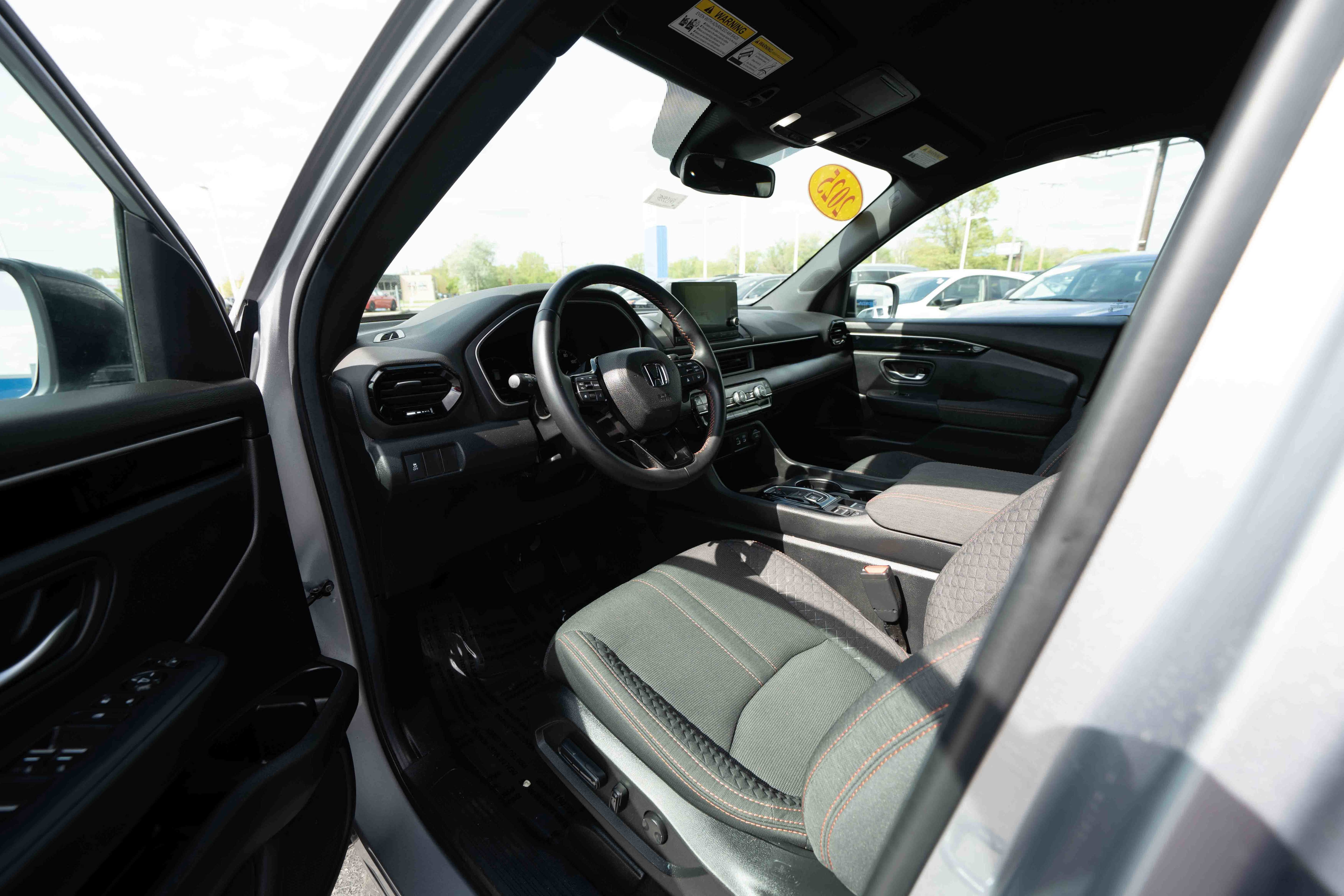 Used 2025 Honda Pilot Sport image 8