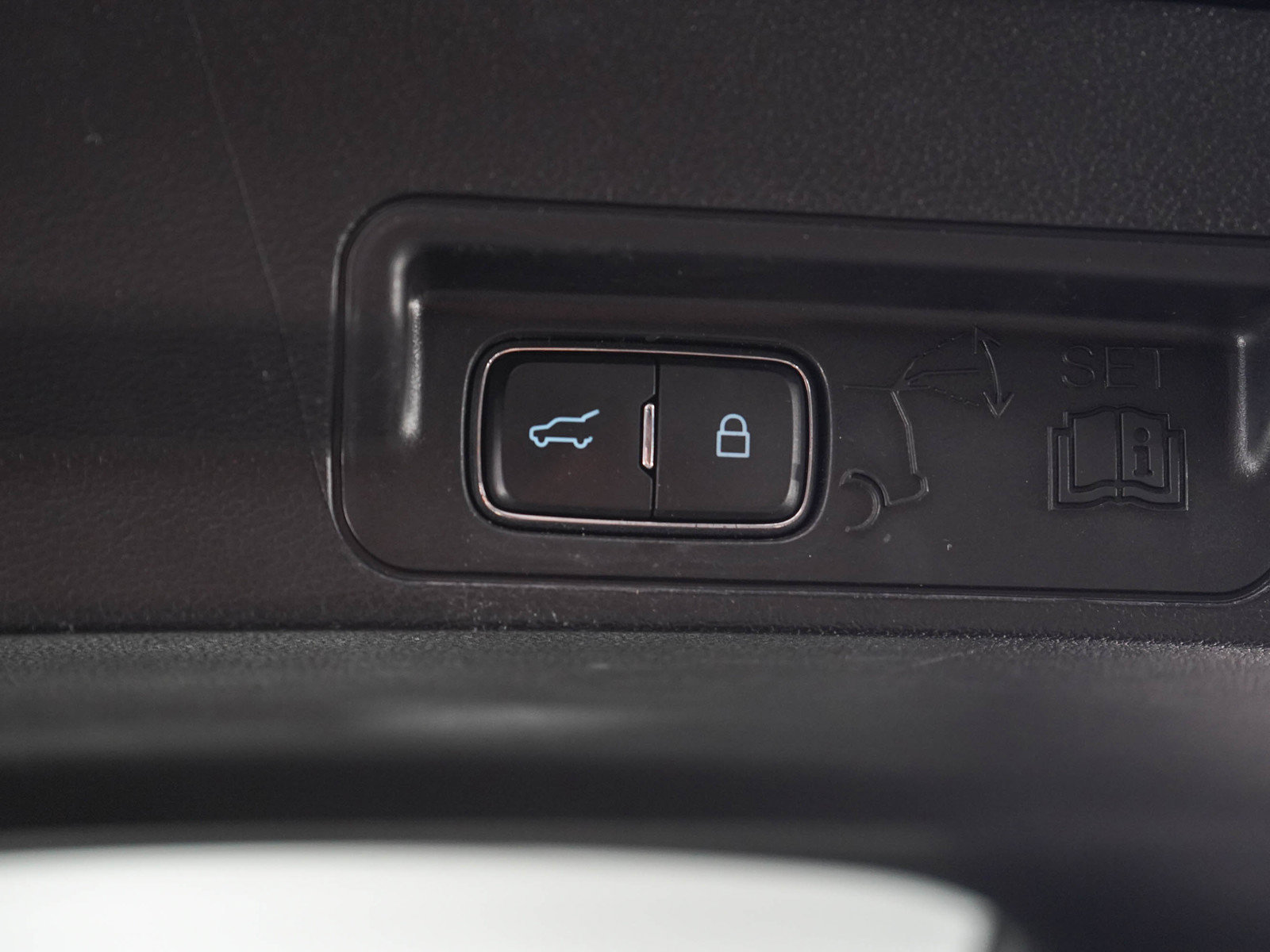 Used 2021 Ford Explorer XLT w/ Equipment Group 202A AWD/4WD image 18