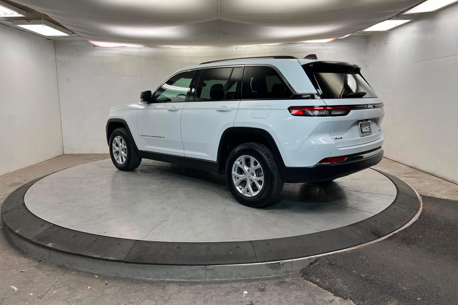 Used 2024 Jeep Grand Cherokee Limited AWD/4WD image 3