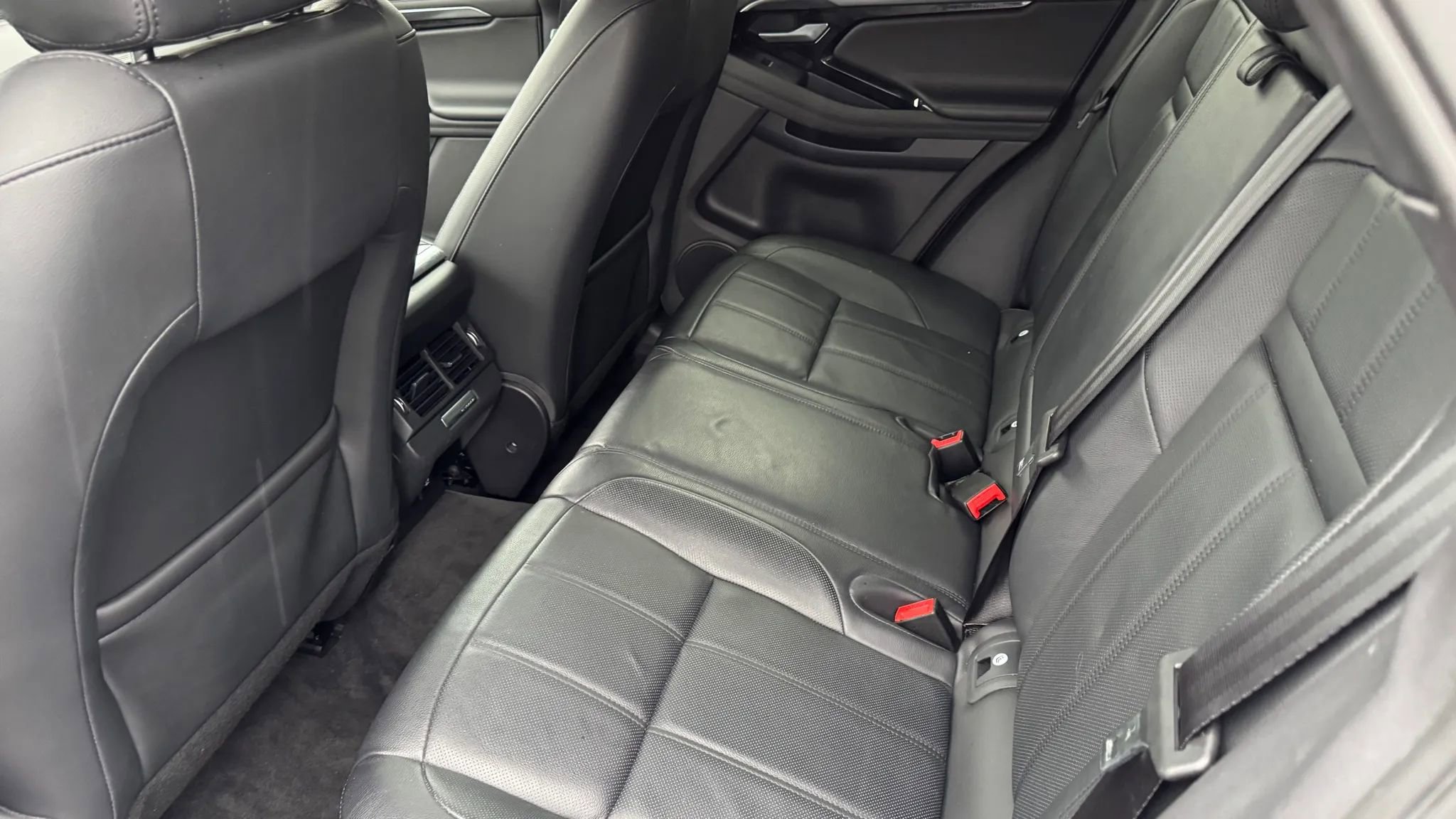 Used 2020 Land Rover Range Rover Evoque SE image 32