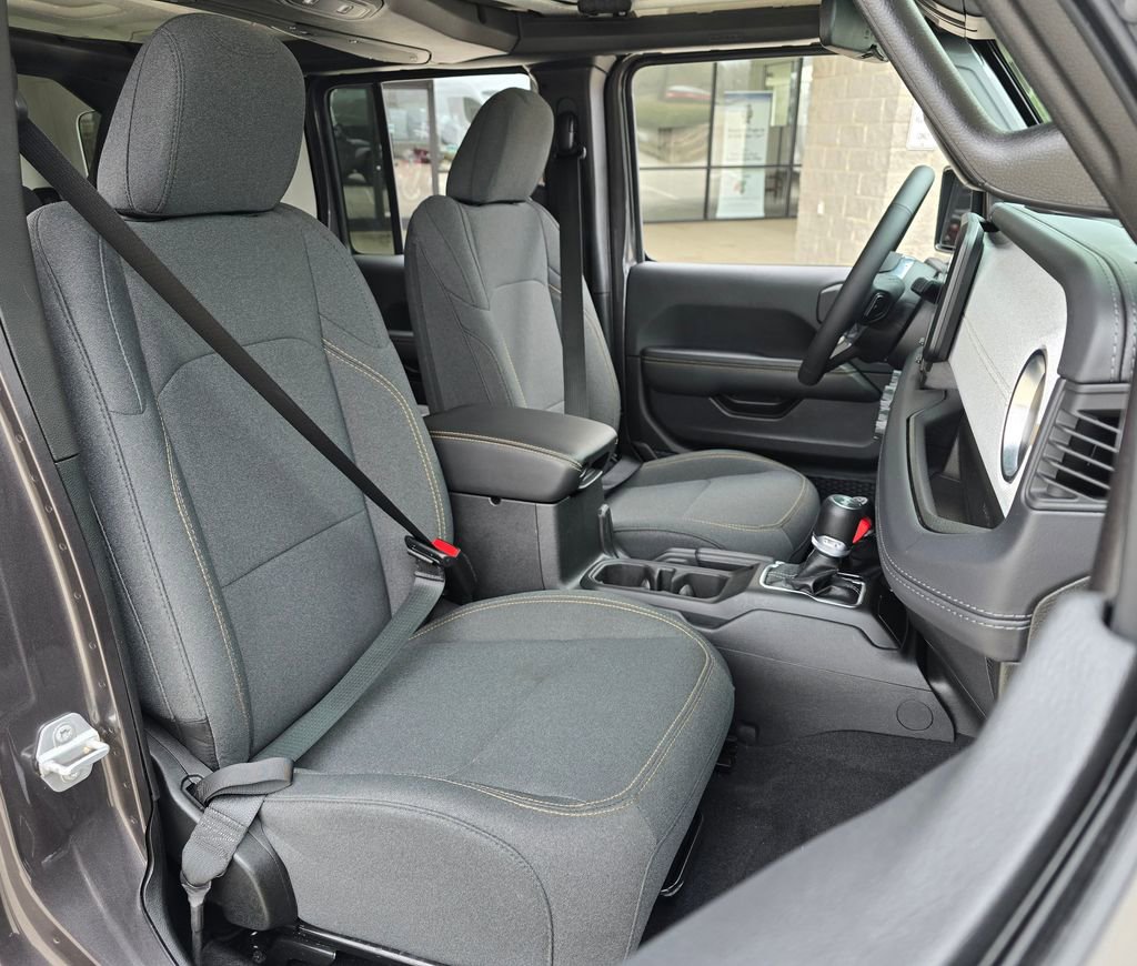 Used 2025 Jeep Wrangler Unlimited Sahara w/ Safety Group image 31