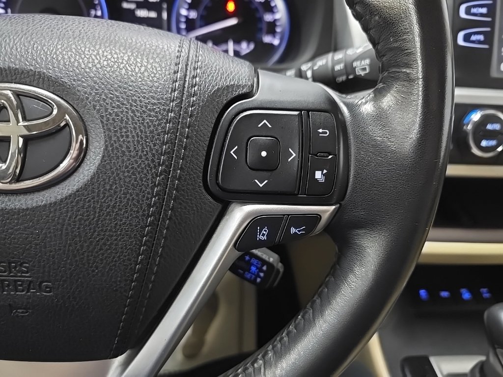 Used 2017 Toyota Highlander XLE AWD/4WD image 24