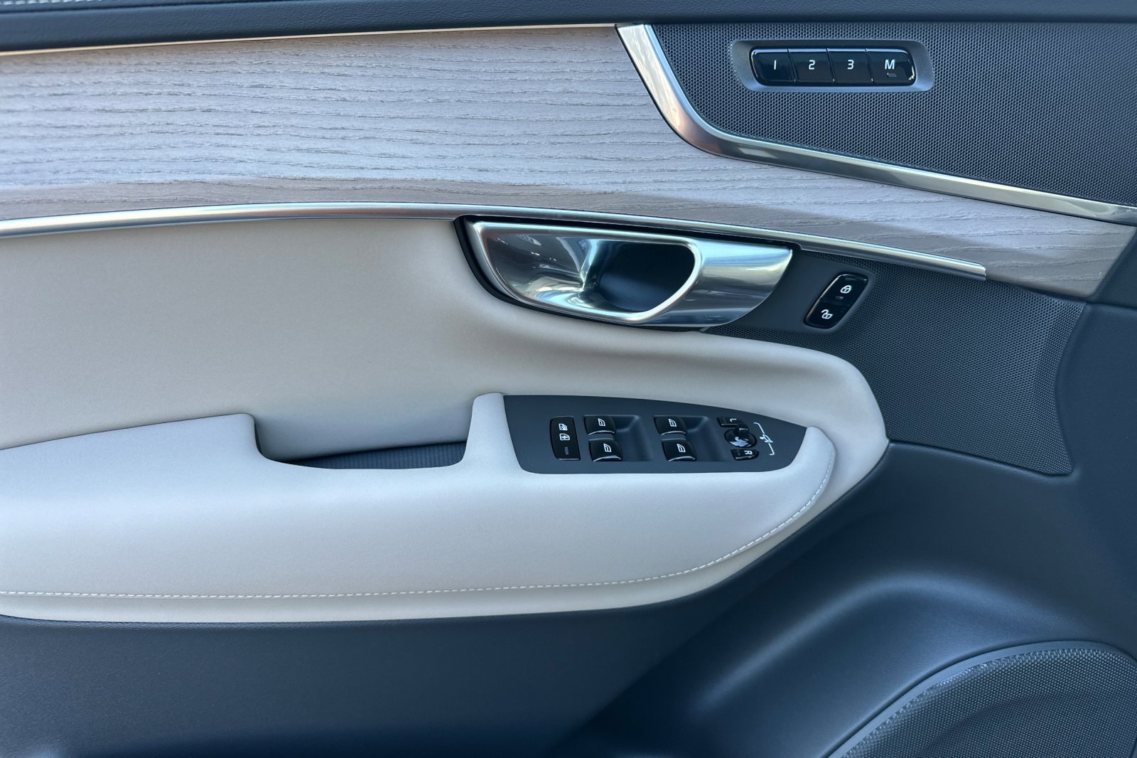 New 2026 Volvo XC90 B5 Core image 9