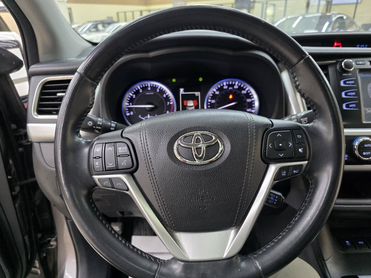 Used 2017 Toyota Highlander SE FWD image 32