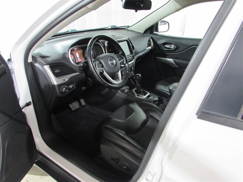 Used 2018 Jeep Cherokee Trailhawk image 21