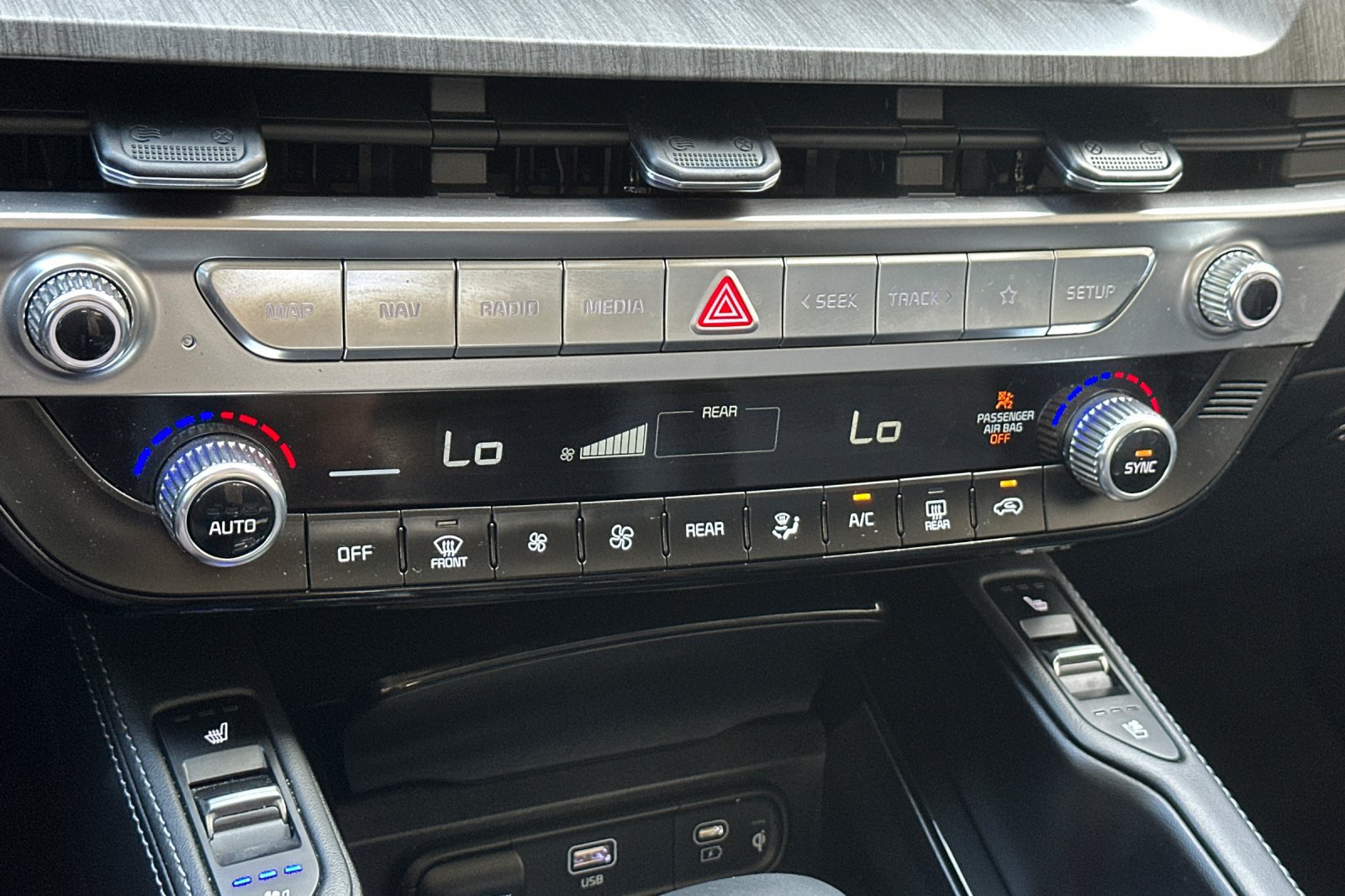 Used 2024 Kia Telluride EX w/ EX Captain's Chair Package FWD image 21