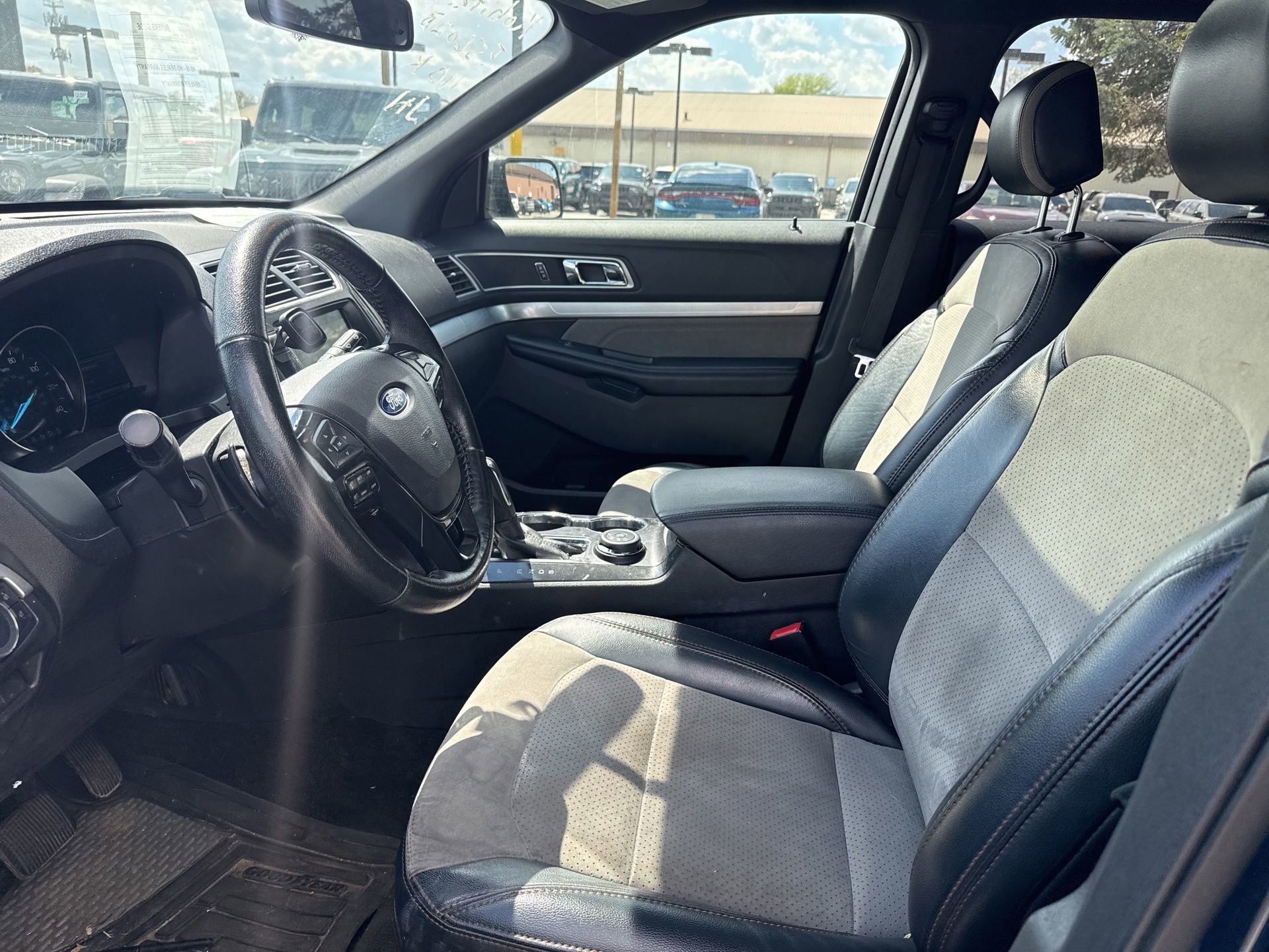 Used 2017 Ford Explorer XLT w/ Equipment Group 202A AWD/4WD image 12