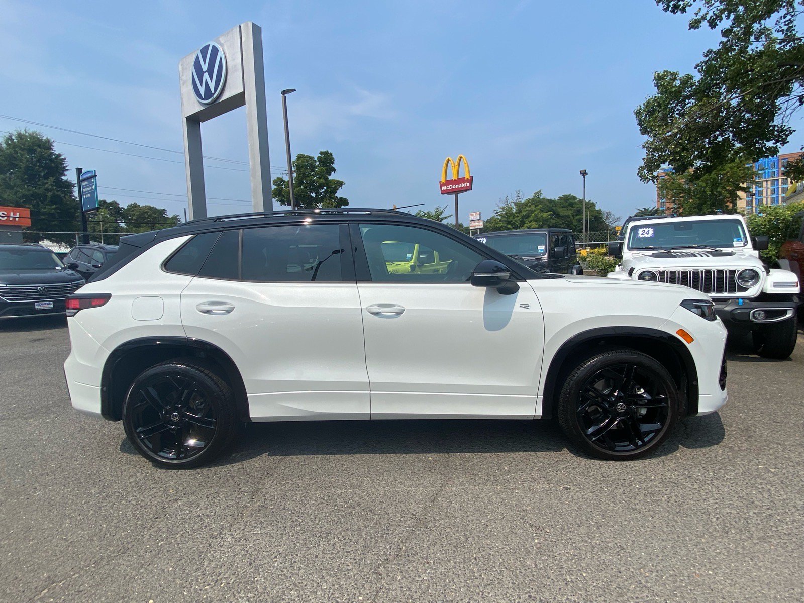 Used 2025 Volkswagen Tiguan SE R-Line AWD/4WD image 2