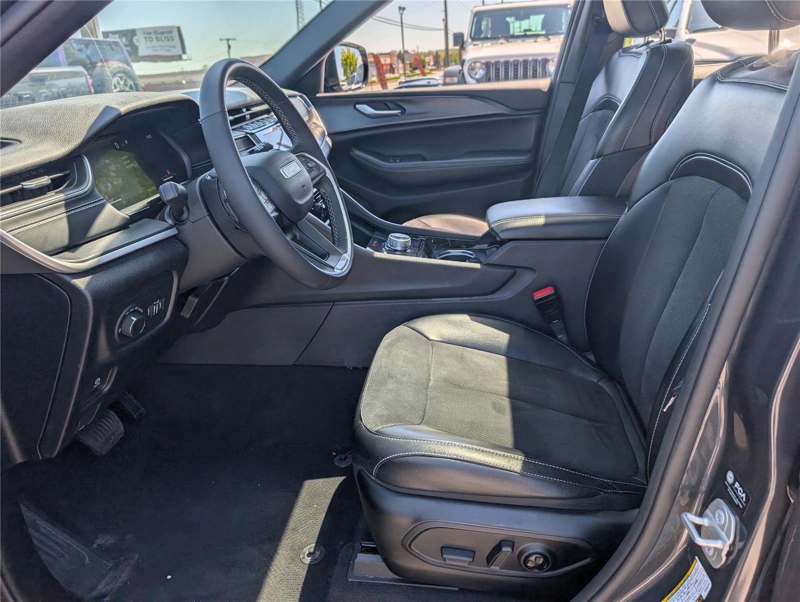 Used 2023 Jeep Grand Cherokee Altitude image 16