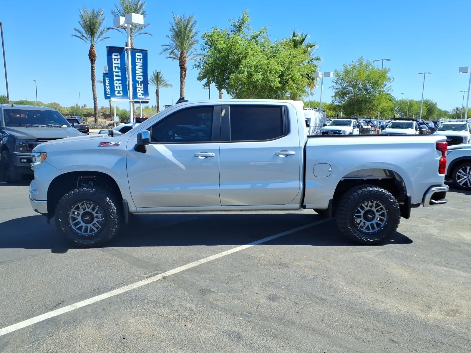 Used 2022 Chevrolet Silverado 1500 LT w/ Z71 Off-Road Package AWD/4WD image 7