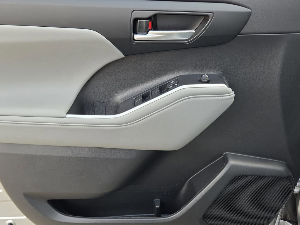 Used 2024 Toyota Highlander LE image 28