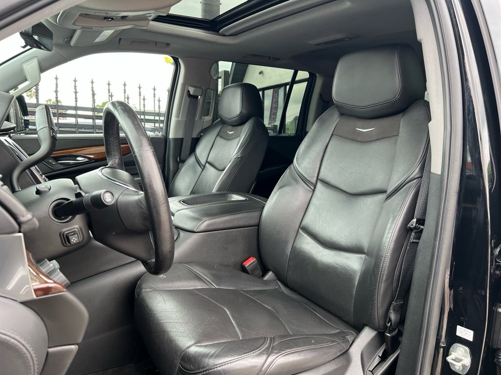 Used 2020 Cadillac Escalade ESV Luxury AWD/4WD image 13