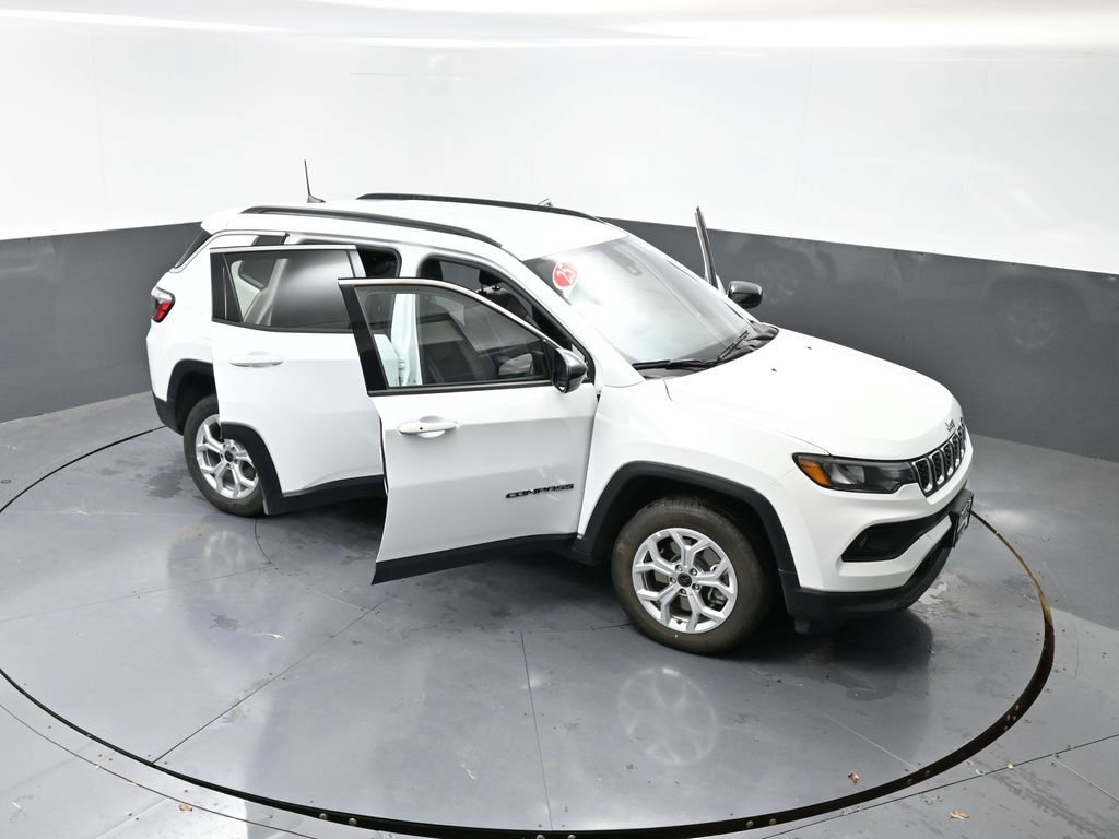 Used 2025 Jeep Compass Latitude AWD/4WD image 34