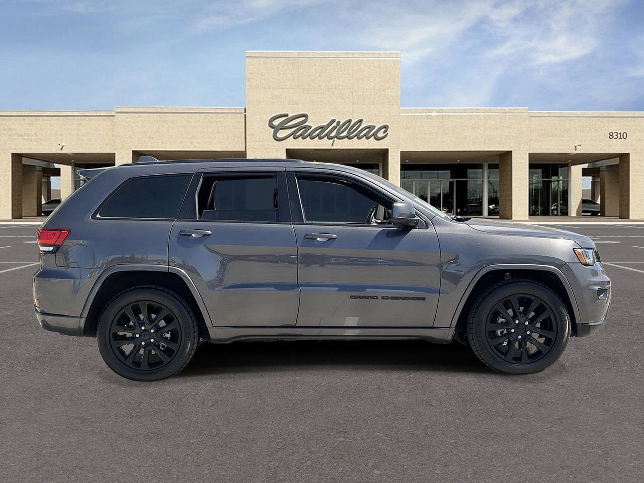 Used 2018 Jeep Grand Cherokee Altitude RWD image 4