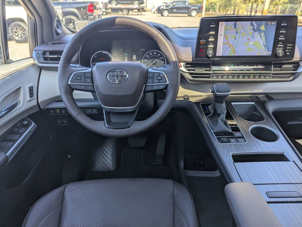 Certified 2024 Toyota Sienna Platinum image 7
