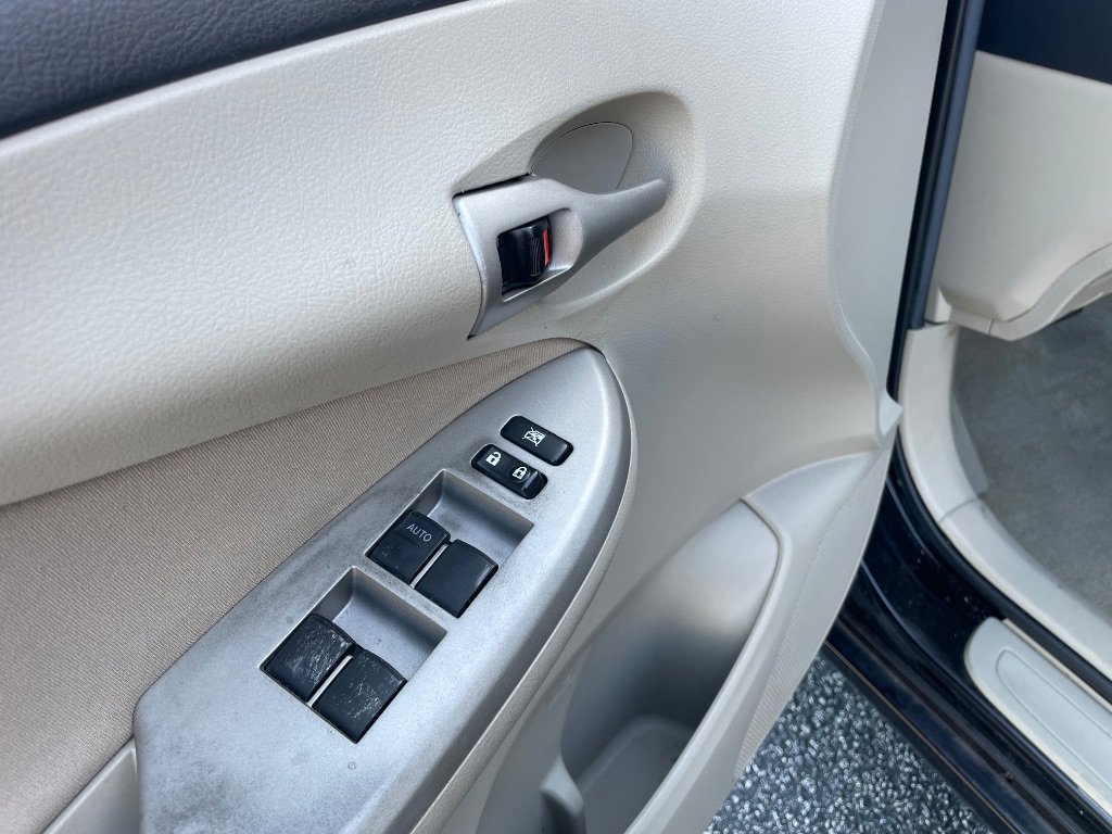 Used 2013 Toyota Corolla LE image 31