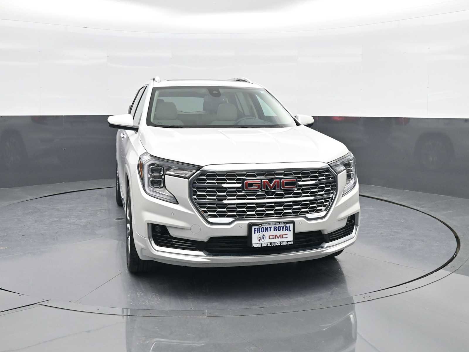 Used 2024 GMC Terrain Denali w/ Denali Premium Package image 2