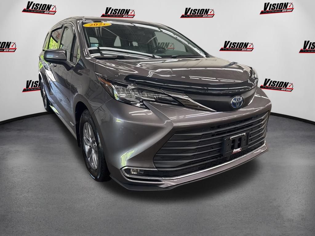 Used 2021 Toyota Sienna XLE FWD image 3