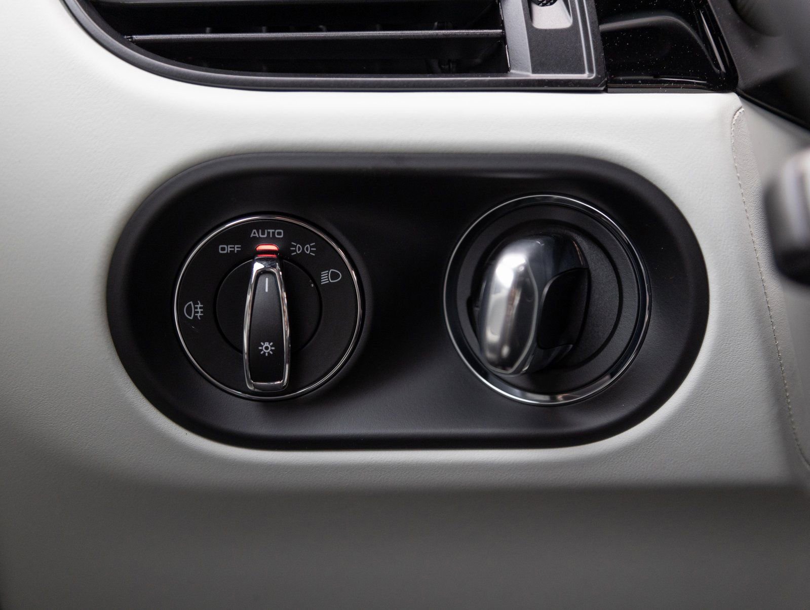 Certified 2025 Porsche Macan AWD/4WD image 17