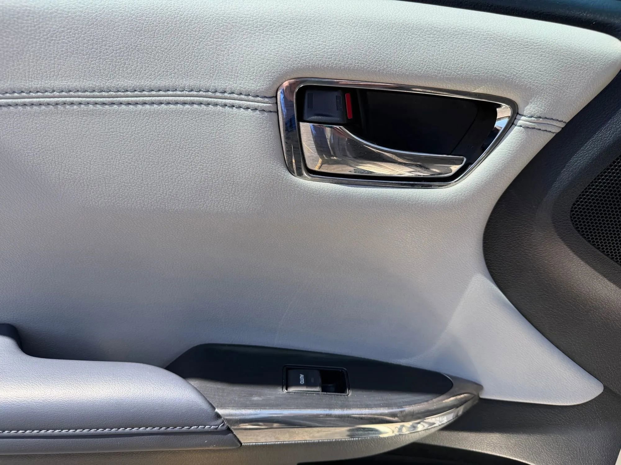 Used 2013 Toyota Avalon Limited FWD image 32