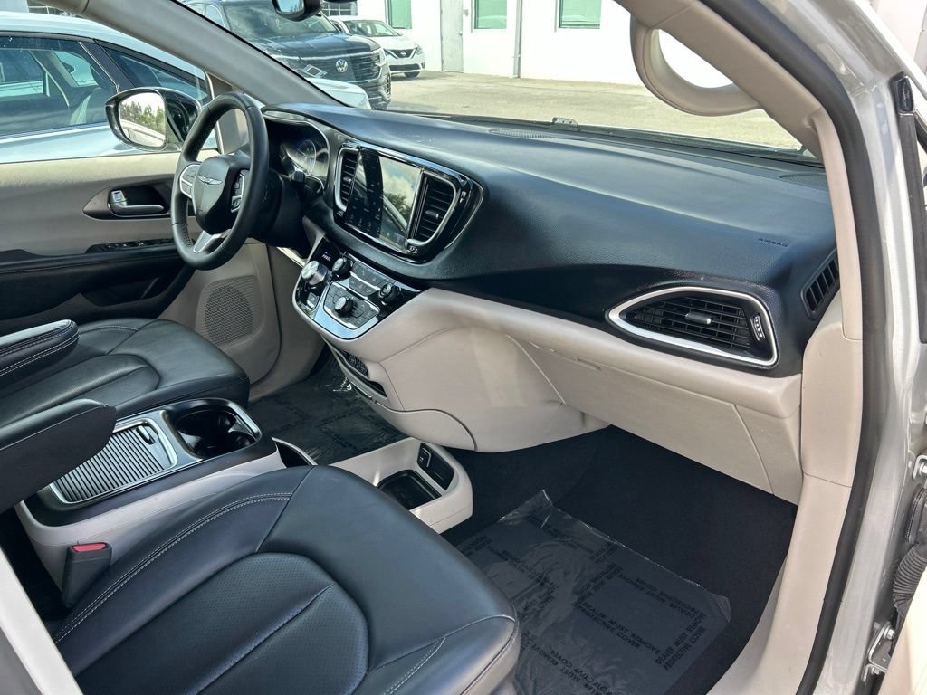 Used 2024 Chrysler Pacifica Touring-L FWD image 36