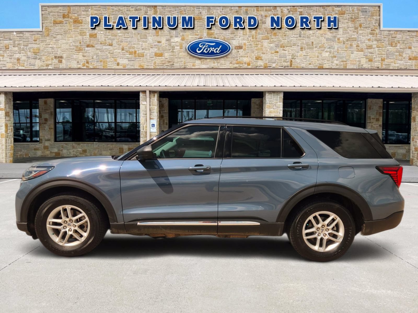 Used 2025 Ford Explorer Active RWD image 3