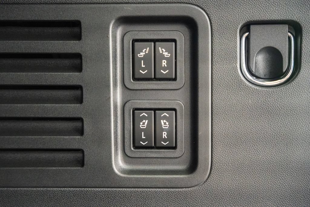 Used 2024 Chevrolet Traverse RS FWD image 12