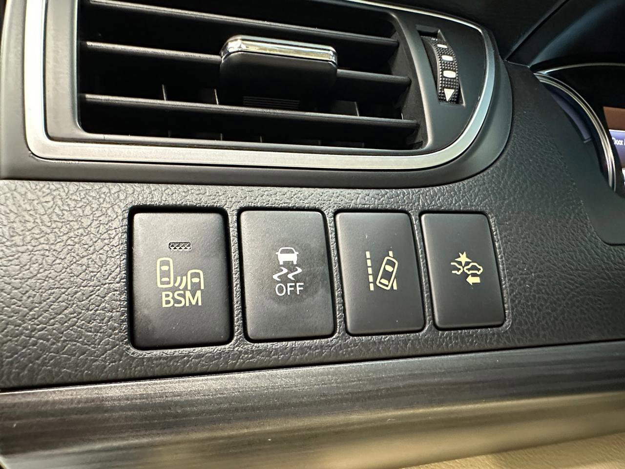 Used 2015 Toyota Camry XLE w/ Moonroof Package image 16
