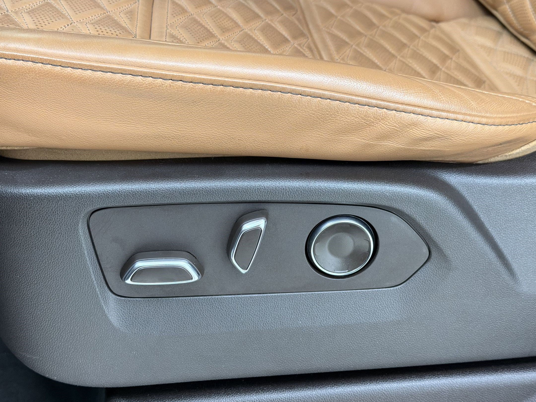 Used 2021 Cadillac Escalade Premium Luxury image 14