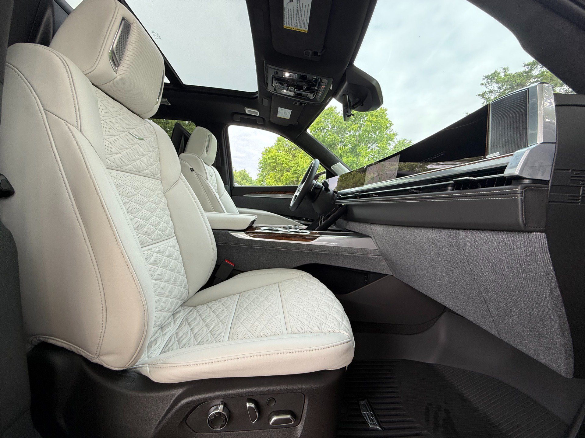 Used 2025 Cadillac Escalade Sport Platinum w/ LPO, Floor Liner Package AWD/4WD image 37
