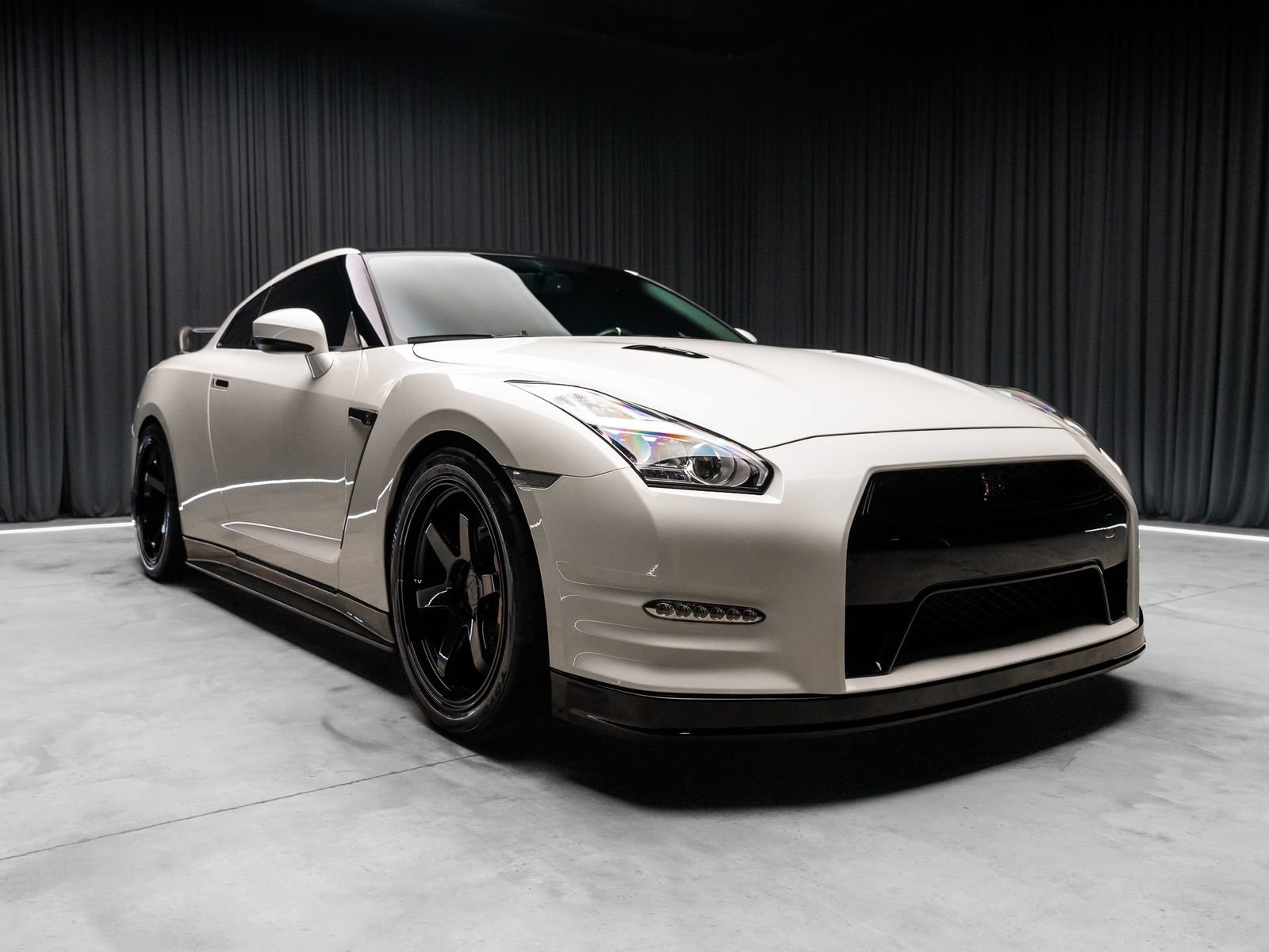 Used 2015 Nissan GT-R Premium AWD/4WD image 17