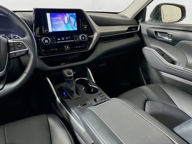 Used 2025 Toyota Highlander XLE image 26
