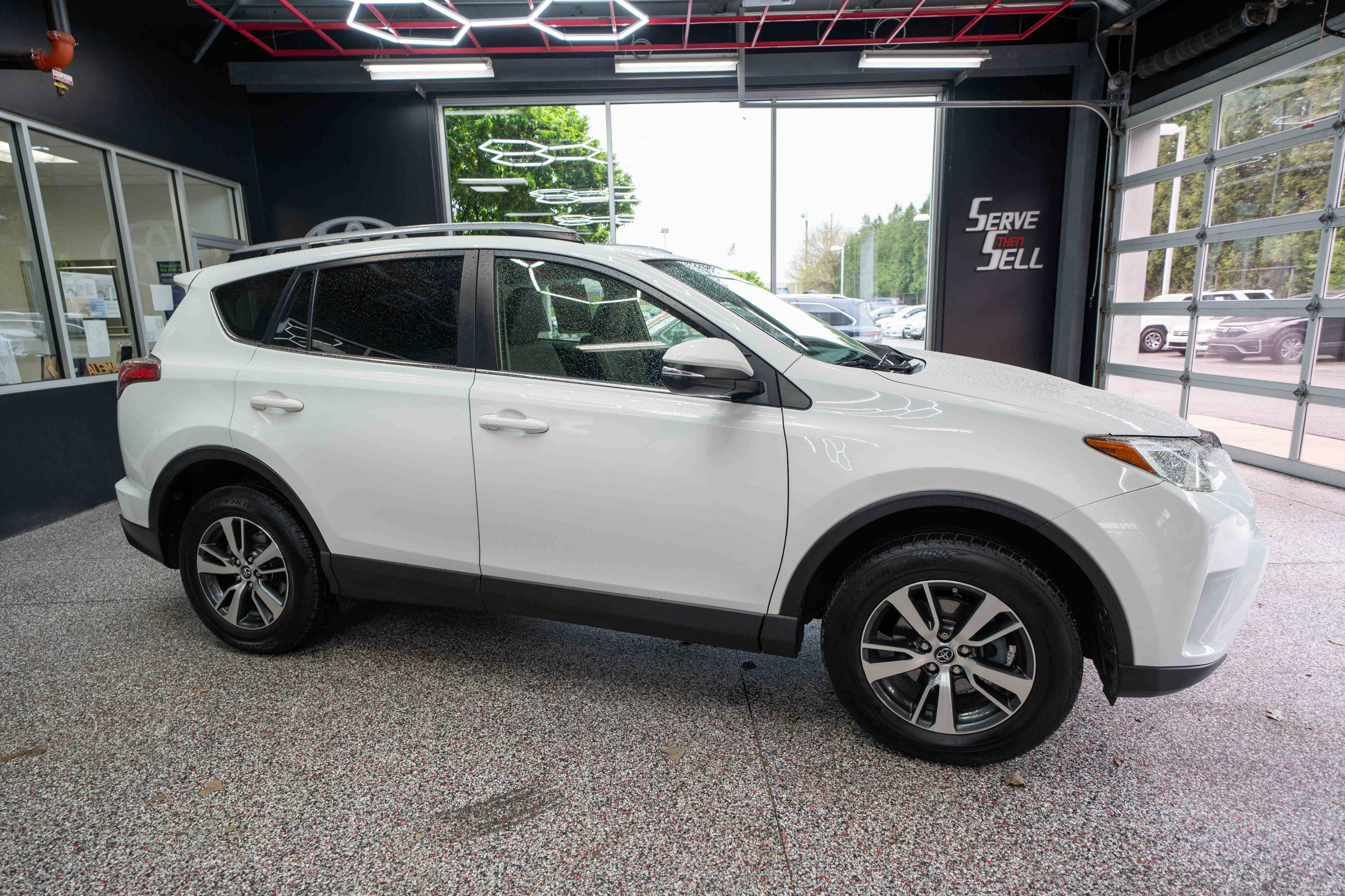 Used 2018 Toyota RAV4 XLE AWD/4WD image 6