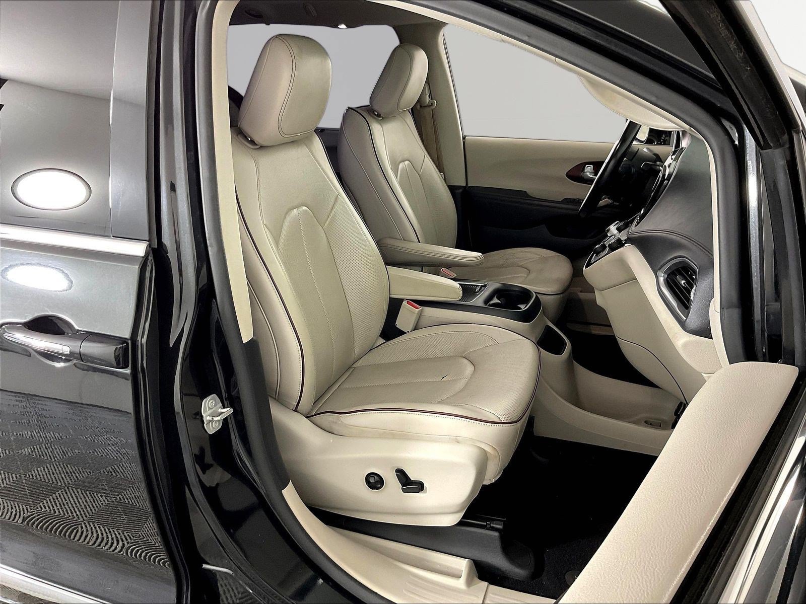 Used 2018 Chrysler Pacifica Limited FWD image 30
