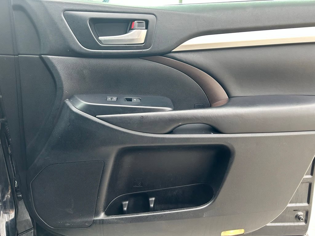 Used 2019 Toyota Highlander XLE FWD image 29