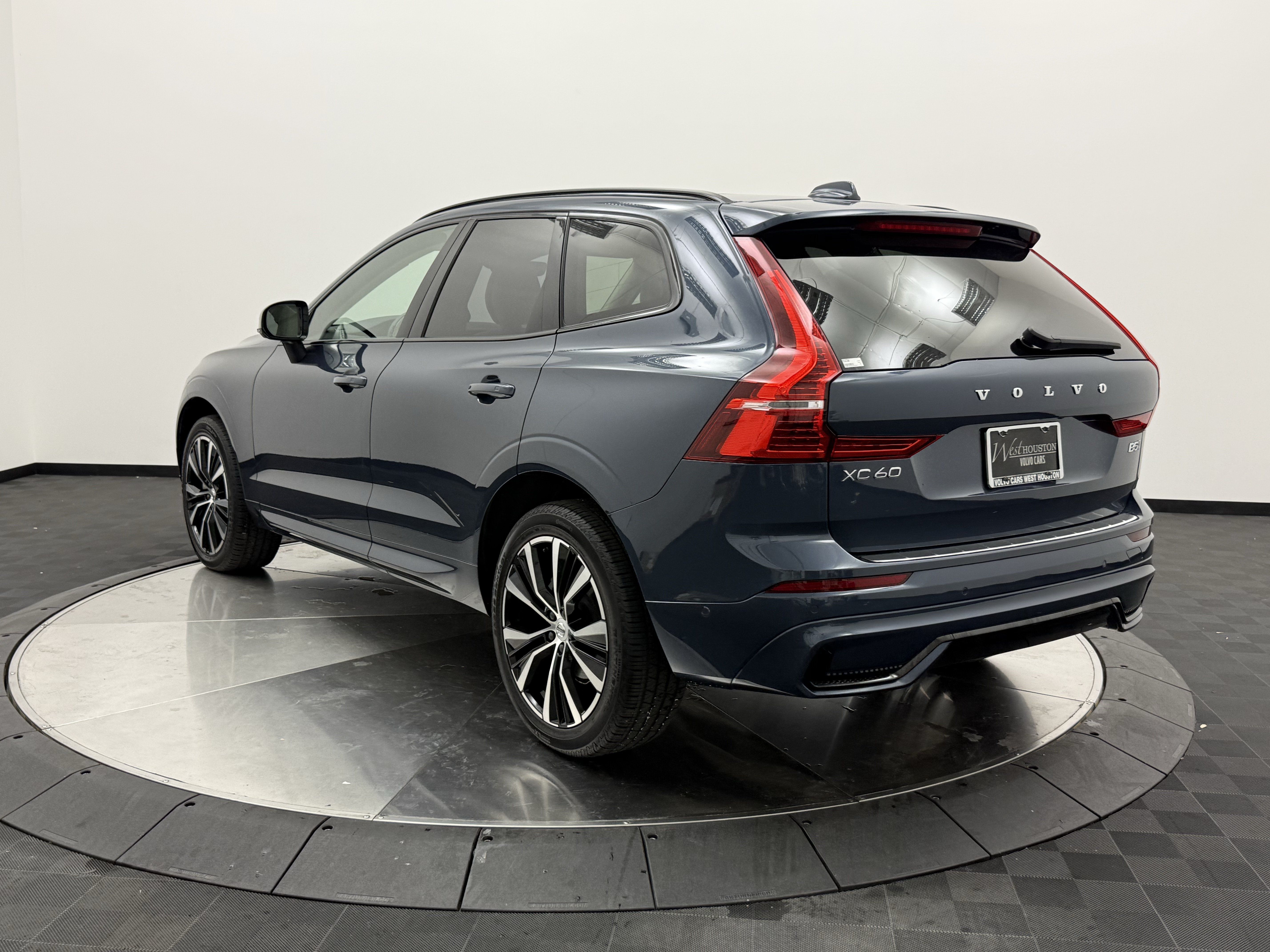 Certified 2025 Volvo XC60 B5 Plus w/ Protection Package Premier AWD/4WD image 6